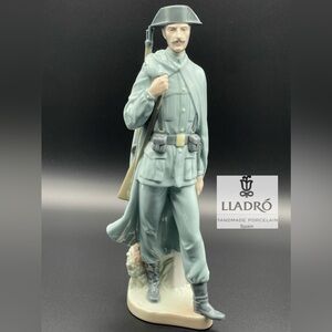 Lladro SPANISH POLICEMAN 
ITEM #01004889
